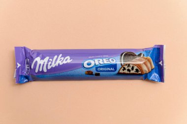 Arahal. Sevilla. İspanya. 18 Mart 2023. Açık turuncu arka planda Milka Oreo çikolatasıyla hayat. Aşırı şeker tüketimi sağlık üzerinde olumsuz sonuçlar doğurabilir.
