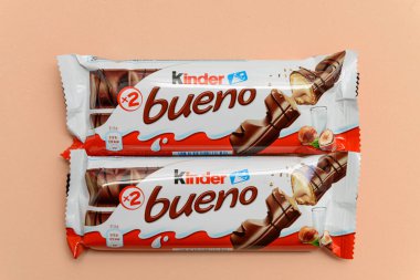 Arahal. Sevilla. İspanya. 18 Mart 2023. Açık turuncu arka planda Kinder Bueno marka çikolatalarla dolu bir hayat. Aşırı şeker tüketimi sağlık üzerinde olumsuz sonuçlar doğurabilir.