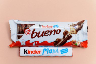 Arahal. Sevilla. İspanya. 18 Mart 2023. Açık turuncu arka planda Kinder çikolatası olan bir hayat. Aşırı şeker tüketimi sağlık üzerinde olumsuz sonuçlar doğurabilir.