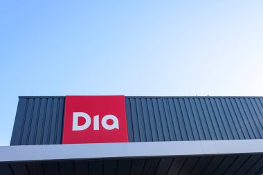 Arahal. Sevilla. İspanya. 19 Mart 2023. Dia zincirinin bir süpermarketinin işareti. Bazı büyük süpermarket zincirleri ürünlerin fiyatlarını kötü bir şekilde yükselterek enflasyondaki artışa katkıda bulunuyor..