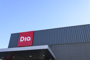 Arahal. Sevilla. İspanya. 19 Mart 2023. Dia zincirinin bir süpermarketinin işareti. Bazı büyük süpermarket zincirleri ürünlerin fiyatlarını kötü bir şekilde yükselterek enflasyondaki artışa katkıda bulunuyor..