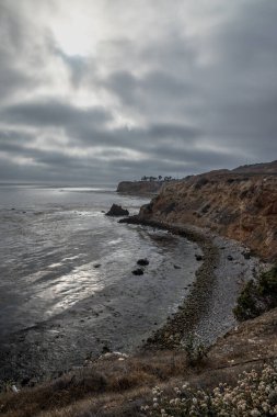 Gün batımında Point Vicente ve Pelikan Koyu 'nun muhteşem kıyı manzarası gökyüzünde renkli bulutlar, Terranea Pail, Rancho Palos Verdes, California