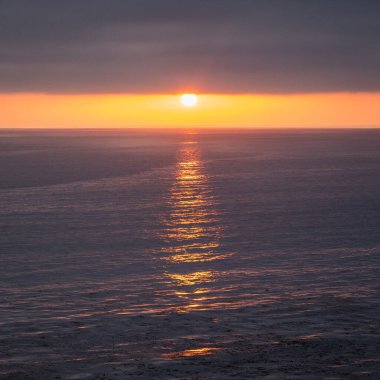 Güneş, Golden Cove 'un üzerinde batarken sakin suları, gökyüzünün ılık renklerini yansıtıyor. Rancho Palos Verdes, Kaliforniya' nın engebeli uçurumlarının arasında huzurlu bir kaçış sunuyor..