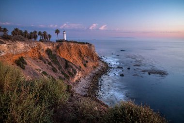 Gün batımı, Point Vicente 'nin üstündeki gökyüzünü boyuyor. Engebeli kıyı şeridine altın renkler döküyor. Rancho Palos Verdes, Kaliforniya' da sakin bir an..