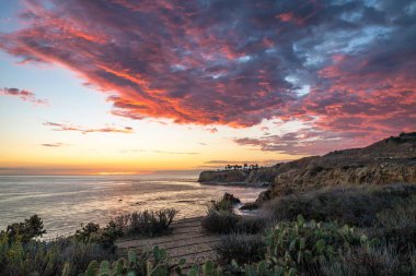 Gün batımında Point Vicente ve Pelikan Koyu 'nun muhteşem kıyı manzarası gökyüzünde renkli bulutlar, Terranea Pail, Rancho Palos Verdes, California