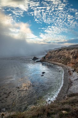 Rancho Palos Verdes 'in güzelliğini, sahili kaplayan bir deniz katmanı gibi, engebeli uçurumların ve Point Vicente Deniz Feneri ve Pelikan Koyu gibi gizli mücevherlerin üzerinde büyüleyici bir bulut manzarası yaratarak yaşayın..