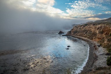 Rancho Palos Verdes 'in güzelliğini, sahili kaplayan bir deniz katmanı gibi, engebeli uçurumların ve Point Vicente Deniz Feneri ve Pelikan Koyu gibi gizli mücevherlerin üzerinde büyüleyici bir bulut manzarası yaratarak yaşayın..
