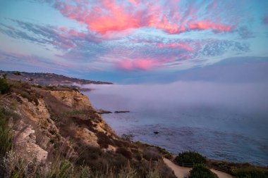 Rancho Palos Verdes 'in güzelliğini bir deniz katmanı gibi hissedin. Kıyıyı kaplar ve engebeli uçurumların üzerinde büyüleyici bir bulut oluşturur..