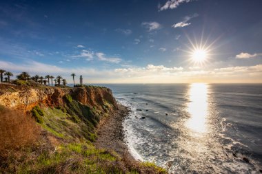 Gün batımı, Point Vicente 'nin üstündeki gökyüzünü boyuyor. Engebeli kıyı şeridine altın renkler döküyor. Rancho Palos Verdes, Kaliforniya' da sakin bir an..