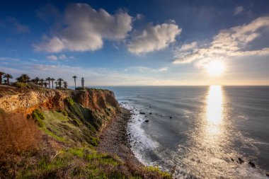 Gün batımı, Point Vicente 'nin üstündeki gökyüzünü boyuyor. Engebeli kıyı şeridine altın renkler döküyor. Rancho Palos Verdes, Kaliforniya' da sakin bir an..