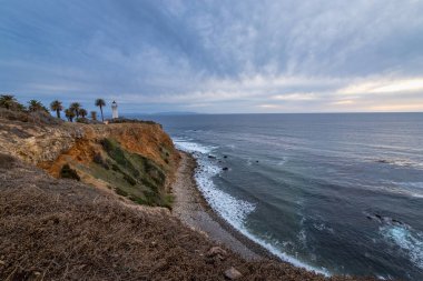 Gün batımı, Point Vicente 'nin üstündeki gökyüzünü boyuyor. Engebeli kıyı şeridine altın renkler döküyor. Rancho Palos Verdes, Kaliforniya' da sakin bir an..