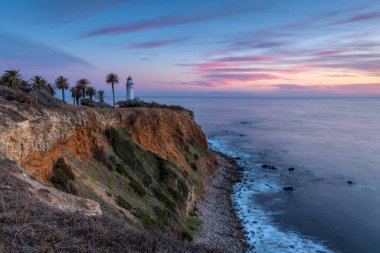 Gün batımı, Point Vicente 'nin üstündeki gökyüzünü boyuyor. Engebeli kıyı şeridine altın renkler döküyor. Rancho Palos Verdes, Kaliforniya' da sakin bir an..