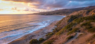 Rancho Palos Verdes 'in dingin güzelliğini keşfedin. Catalina Pail ve Sunset Patikası boyunca uzanan engebeli uçurumların Güney Kaliforniya' nın altın ve mavi saatleri altında dingin okyanus dalgalarıyla buluştuğu yerde..