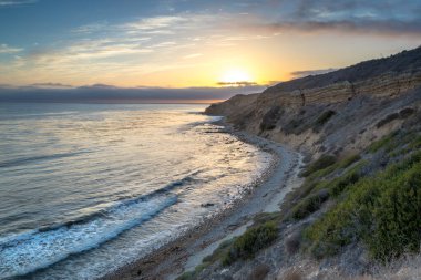 Sakin günbatımının engebeli uçurumları ve okyanus yollarının görkemli kıyı manzarasını aydınlattığı Catalina Patikası boyunca huzurlu bir yolculuğa çıkın, Rancho Palos Verdes, Kaliforniya.