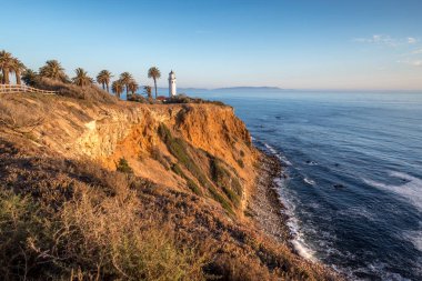 Gün batımı, Point Vicente 'nin üstündeki gökyüzünü boyuyor. Engebeli kıyı şeridine altın renkler döküyor. Rancho Palos Verdes, Kaliforniya' da sakin bir an..