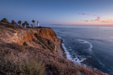 Gün batımı, Point Vicente 'nin üstündeki gökyüzünü boyuyor. Engebeli kıyı şeridine altın renkler döküyor. Rancho Palos Verdes, Kaliforniya' da sakin bir an..