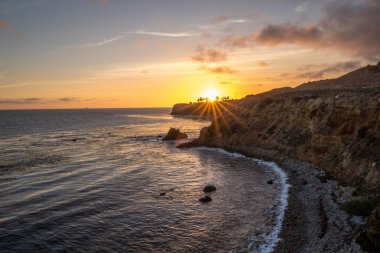 Güneşli bir günde Point Vicente ve Pelikan Koyu 'nun muhteşem kıyı manzarası Terranea Trail, Rancho Palos Verdes, California
