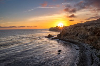 Güneşli bir günde Point Vicente ve Pelikan Koyu 'nun muhteşem kıyı manzarası Terranea Trail, Rancho Palos Verdes, California