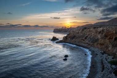 Güneşli bir günde Point Vicente ve Pelikan Koyu 'nun muhteşem kıyı manzarası Terranea Trail, Rancho Palos Verdes, California