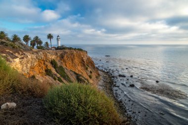 Point Vicente Deniz Feneri 'nin güzel kıyı manzarası okyanus dalgalarının aşağıdaki kayalık kıyılara çarptığı yüksek bir uçurumun tepesinde Rancho Palos Verdes, Kaliforniya