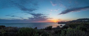 Gün batımında gökyüzünde renkli bulutlarla Point Vicente ve Pelikan Koyu 'nun nefes kesici kıyı şeridi manzarası, Terranea Yolu, Rancho Palos Verdes, California
