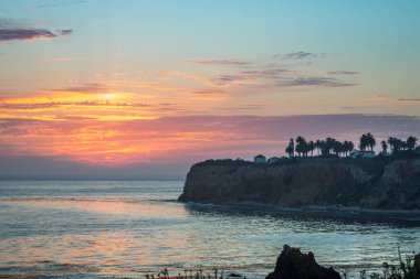 Gün batımında gökyüzünde renkli bulutlarla Point Vicente ve Pelikan Koyu 'nun nefes kesici kıyı şeridi manzarası, Terranea Yolu, Rancho Palos Verdes, California