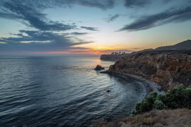 Gün batımından sonra Point Vicente ve Pelikan Koyu 'nun nefes kesici kıyı şeridi manzarası gökyüzünde renkli bulutlar, Terranea Pail, Rancho Palos Verdes, California