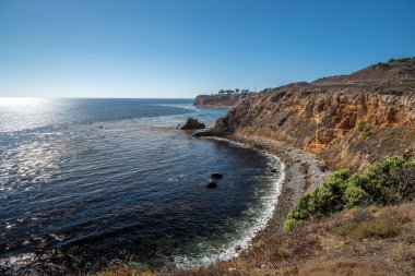 Güneşli bir günde Point Vicente ve Pelikan Koyu 'nun muhteşem kıyı manzarası Terranea Trail, Rancho Palos Verdes, California