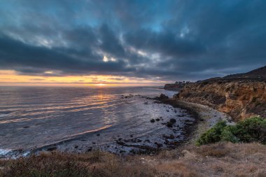 Gün batımında Point Vicente ve Pelikan Koyu 'nun muhteşem kıyı manzarası gökyüzünde renkli bulutlar, Terranea Pail, Rancho Palos Verdes, California