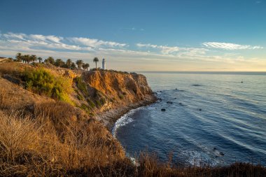 Gün batımı, Point Vicente 'nin üstündeki gökyüzünü boyuyor. Engebeli kıyı şeridine altın renkler döküyor. Rancho Palos Verdes, Kaliforniya' da sakin bir an..
