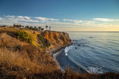 Gün batımı, Point Vicente 'nin üstündeki gökyüzünü boyuyor. Engebeli kıyı şeridine altın renkler döküyor. Rancho Palos Verdes, Kaliforniya' da sakin bir an..