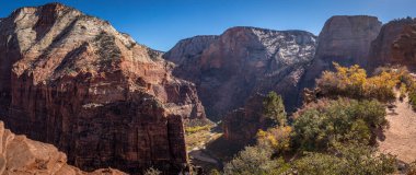 Utah, Zion Ulusal Parkı 'na melekler iniyor. Yüksek kumtaşı kayalıkları ve canlı çöl bitkilerinin çarpıcı panoramik manzarasını sunuyorlar..