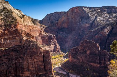 Utah, Zion Ulusal Parkı 'na melekler iniyor. Yüksek kumtaşı kayalıkları ve canlı çöl bitkilerinin çarpıcı panoramik manzarasını sunuyorlar..