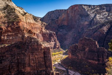 Utah, Zion Ulusal Parkı 'na melekler iniyor. Yüksek kumtaşı kayalıkları ve canlı çöl bitkilerinin çarpıcı panoramik manzarasını sunuyorlar..