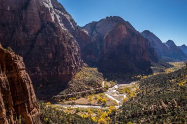 Zion Ulusal Parkı 'na yerleşen Batı Rim Yolu, yüksek kum taşı tepeleri ve dolambaçlı Virgin Nehri' nin yer aldığı dramatik manzaranın nefes kesici manzarasını sunuyor..