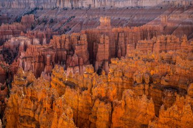 Gün batımında Bryce Canyon Ulusal Parkı 'ndaki hoodoo kaya oluşumlarının büyüleyici görüntüsü..