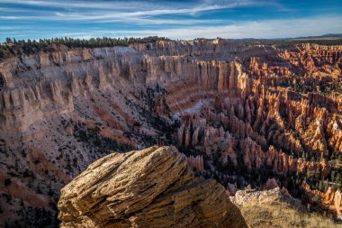 Bryce Kanyonu 'nun büyüleyici kaya oluşumlarına ve canlı renklerine tanık olun..
