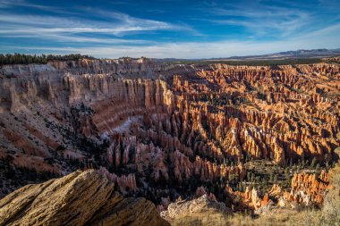 Bryce Kanyonu 'nun büyüleyici kaya oluşumlarına ve canlı renklerine tanık olun..