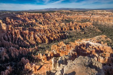 Bryce Kanyonu 'nun büyüleyici kaya oluşumlarına ve canlı renklerine tanık olun..