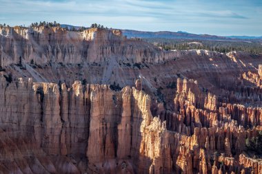 Explore the breathtaking rock formations of Bryce Canyon, featuring towering hoodoos under a tranquil sky in Utah, ideal for outdoor enthusiasts. clipart