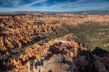 Bryce Amfitiyatrosunun görkemli güzelliğini tecrübe edin, eşsiz kaya oluşumlarının Utah 'ın Bryce Kanyonu' ndaki huzurlu çöl manzaralarıyla buluştuğu yer..