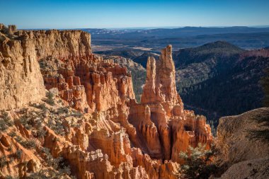 Canlı turuncu kabadayılar Cannonville, Utah 'taki Bryce Kanyonu' nun engebeli manzarasından çarpıcı bir şekilde yükseliyor..