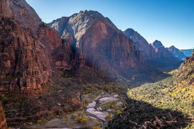 Zion Kanyonu 'nun nefes kesici güzelliğini keşfedin. Muhteşem kaya oluşumları ve Springdale, Utah' taki dingin Virgin Nehri..