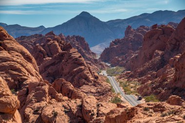 Fare 'nin Tank Yolu Nevada' daki Ateş Vadisi Parkı 'nın canlı kırmızı kumtaşı oluşumlarından geçiyor..