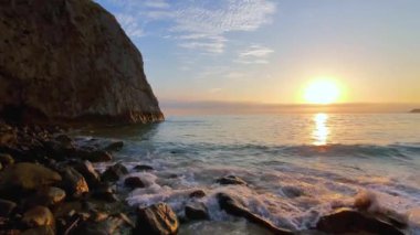 Güney Kaliforniya 'daki Crystal Cove Sahili engebeli uçurumlar, yumuşak dalgalar ve Pasifik Okyanusu üzerinde renkli bir günbatımı ile huzurlu bir kaçış sunuyor.