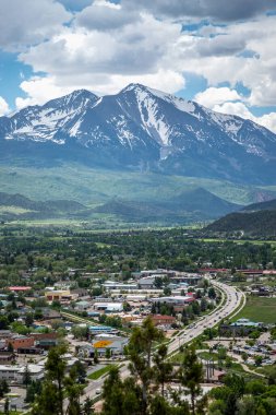 Carbondale showcases its charming town amidst towering mountains and green landscapes, revealing a stunning blend of nature and community. clipart