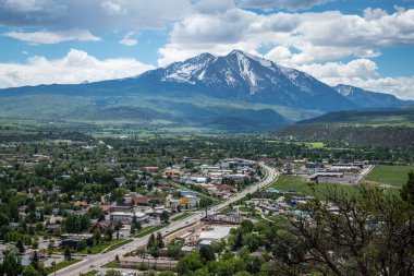 Carbondale, Colorado 'nun canlı kasabası, açık mavi gökyüzünün altında kar kaplı Sopris Dağı' nın görkemli zeminine kurulmuştu..