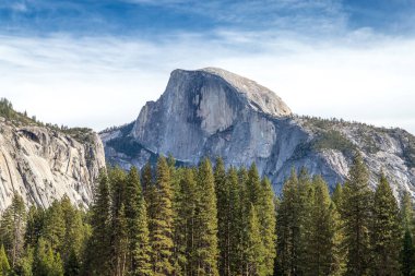 Half Dome, Yosemite Ulusal Parkı 'nın sakin manzarasının ortasında dikiliyor ve maceraperestleri California' nın vahşi doğasında unutulmaz bir yürüyüşe davet ediyor..