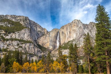 Yosemite Vadisi 'nde muhteşem sonbahar renkleri ve görkemli Yosemite Şelaleleri ile çevrili bir yürüyüşün huzurunu yaşayın..