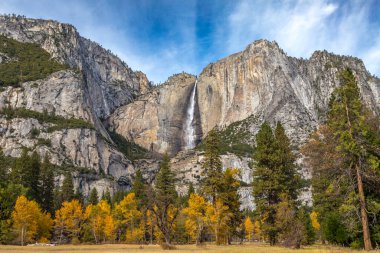 Yosemite Vadisi 'nin dingin cazibesini canlı sonbahar yapraklarıyla ve görkemli Yosemite Şelaleleri' nin yüksek dağlarla çevrili haliyle yaşayın..